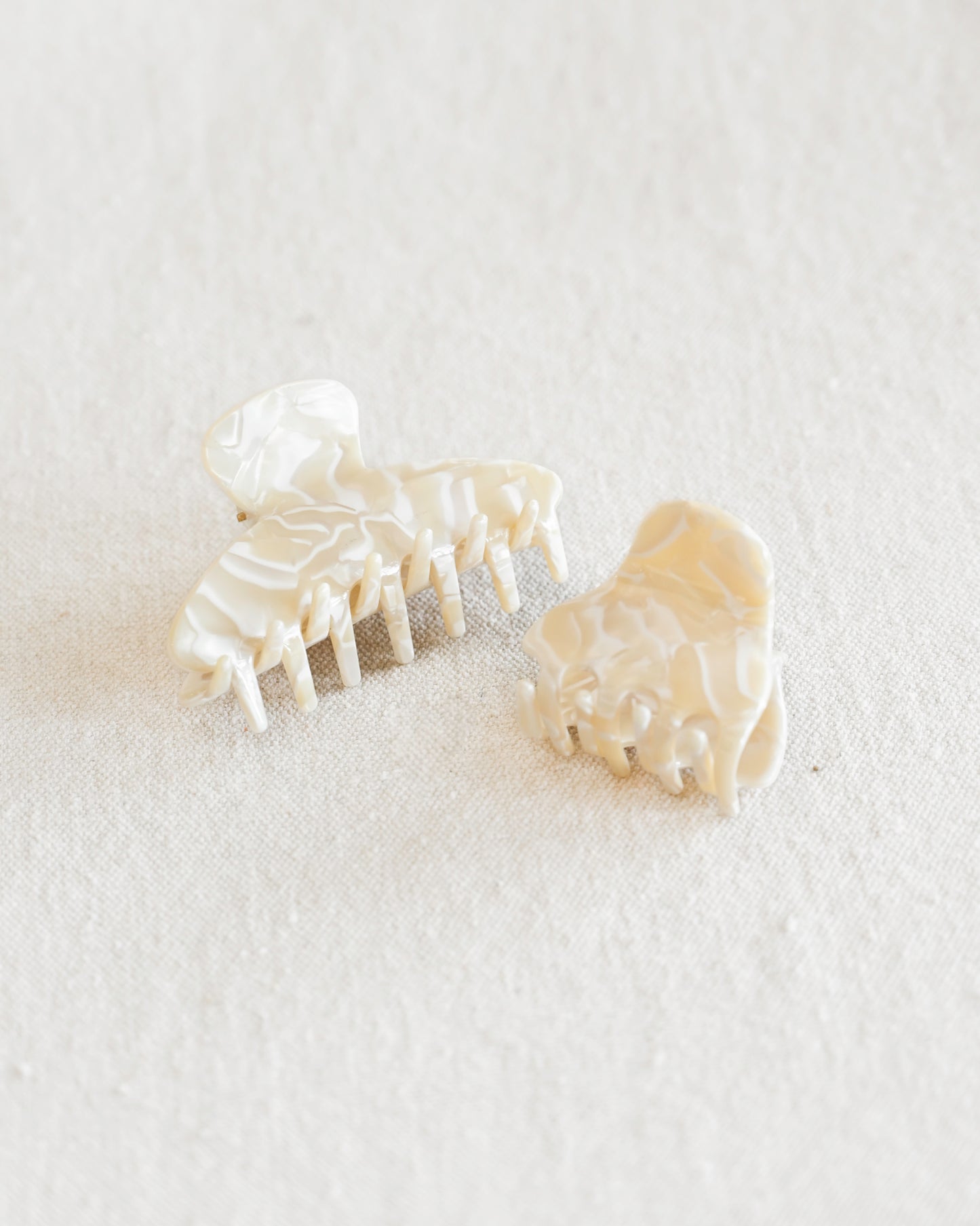 Vanilla Claw Hair Clip - Midi